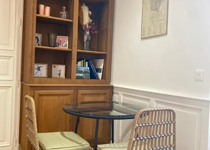 アパート Comedy: Heart Of Town Facing The Na Region ポアティエ